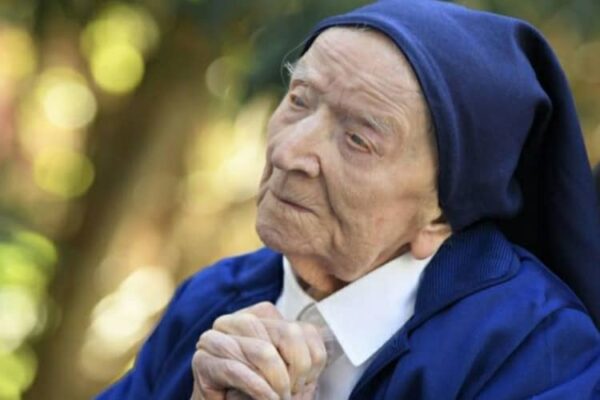 Suor André compie 118 anni: è la religiosa più anziana del mondo. «Dio non mi lascia andare»