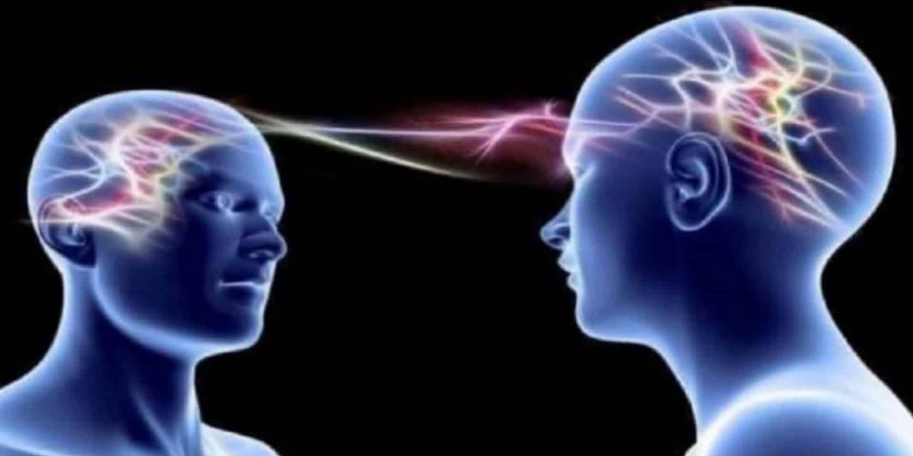 Telepatia Mentale: Perché Pensare a Qualcuno Può Farci Ricevere una Sua Chiamata?