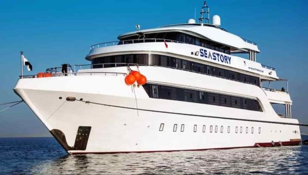 Tragedia in Mare: Nave da Crociera Affonda, Decine di Dispersi tra Turisti ed Equipaggio