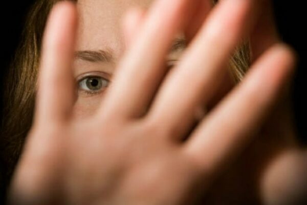 Trascina fidanzata per i capelli