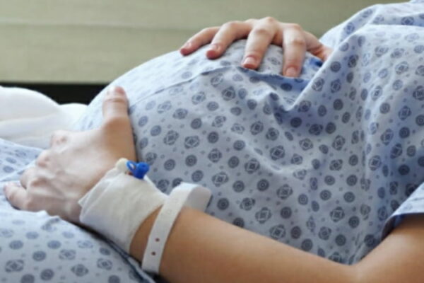 Tredicenne Incinta del padre la madre sotto indagine