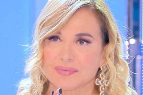 Triste annuncio a Pomeriggio 5. Barbara D’Urso commossa ha comunicato la notizia