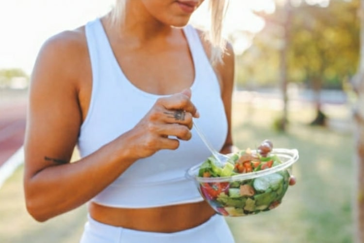 “Scandalo alimentare: Cliente trova dito umano nell’insalata di famosa catena d’asporto e ne mangia un pezzo, scoppia la denuncia.”