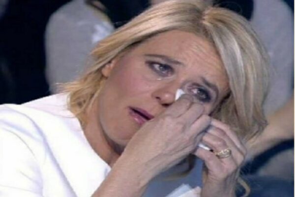 Uomini e Donne, tensione in studio per il cavaliere: non respira più