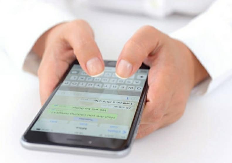 WhatsApp, come scoprire con chi sta chattando una persona quando è online